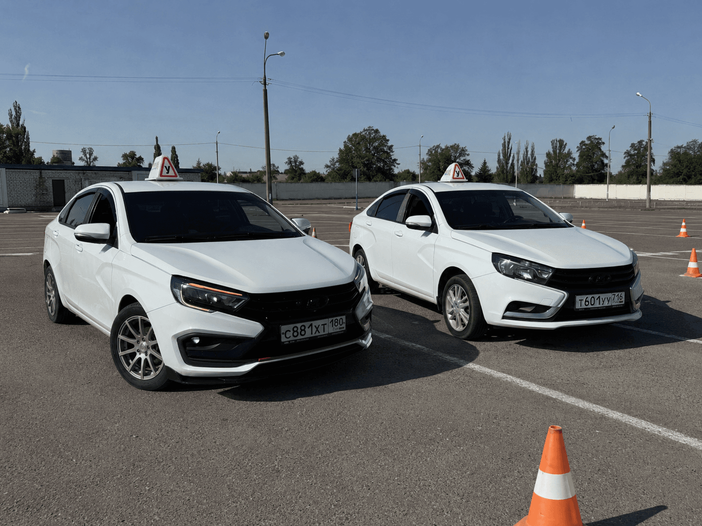 Два учебных автомобиля на площадке