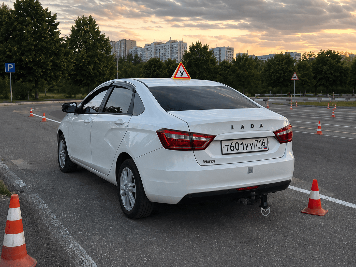 Учебный автомобиль на автодроме на закате