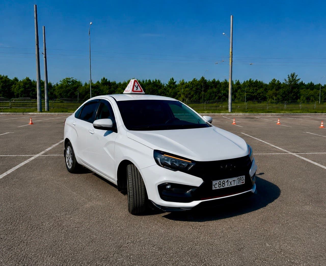 Учебный автомобиль на площадке для занятий
